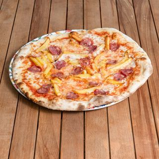 Patatine e salsiccia piatto