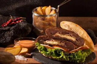 Mala punjena pljeskavica u lepinji s pomfritom