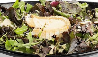 Ensalada Queso Cabra (Lechuga, Queso, Beicon , Sésamo, Almendra, Módena)