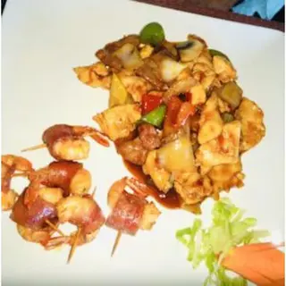 M18. Ternera Pollo Con Verduras Y Langostinos Con Bacon