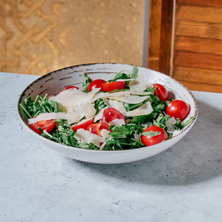 Rucola, parmezan și roșii cherry 