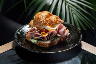 Круасан з шинкою