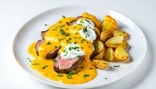 Muşchiuleţ de porc cu sos de smântână, brânză cheddar  şi cartofi