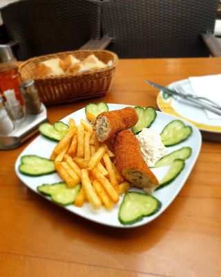 Rolovana pileća šnicla sa špinatom i sirom velika porcija