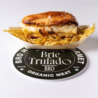 Hot Dog de pollo con queso brie trufado