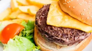 Hamburguesa de carne con patatas fritas