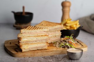 Tost  sa ćurećom salamom