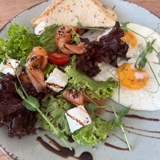 Яєчня з лососем