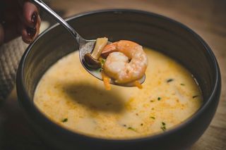 Sopa de maíz con gambas