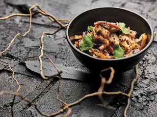 Салат овочевий з теріякі куркою та хрусткою  локшиною (180г)