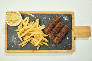 3 mici voinici si cartofi prăjiți cu muștar