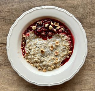 Вівсянка з вишнями та чіа