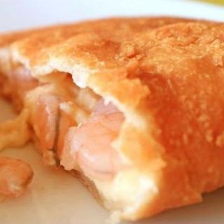 Pastel de camarão com queijo