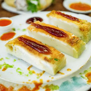 Queso ahumado a la plancha con Mojo Rojo y Verde