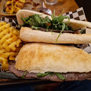 Rosbif, Ruca, formatge parmesà i mostassa de mel.