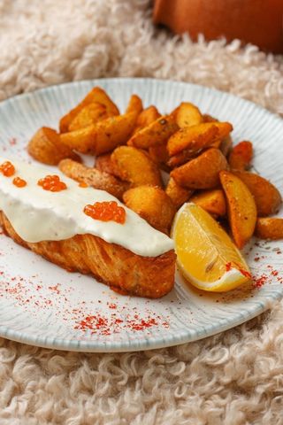 Стейк из сёмги с икорным соусом