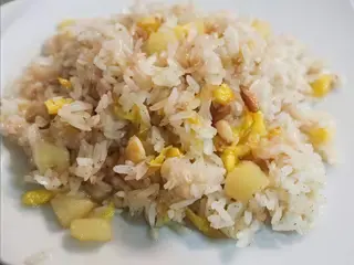 Riso con ananas e gamberi