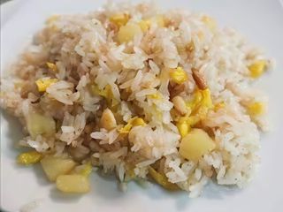 Riso con ananas e gamberi