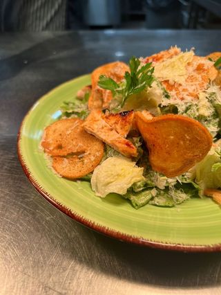 Sałatka Cesar z kurczakiem