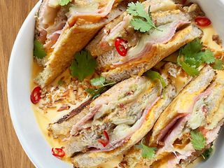 Клаб сендвіч у сирному соусі