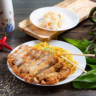 19. Panierowany filet z kurczaka z makaronem, sos do wyboru