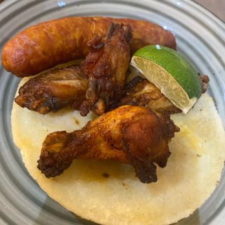 Arepa combo con alitas de pollo. 