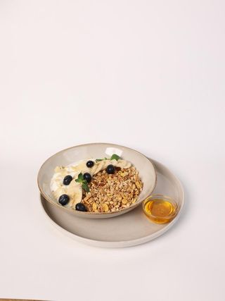 Granola cu iaurt, miere și fructe