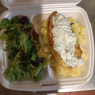 Pierś z kurczaka z grilla, sos tzatziki, frytki,mix sałat 