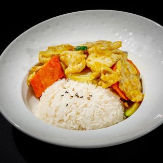 W33 Pollo Con Salsa Curry Y Arroz Blanco