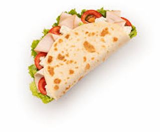 Piadina con arrosto di tacchino, mozzarella, pomodoro