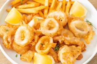 Calamari fritti e patatine fritte
