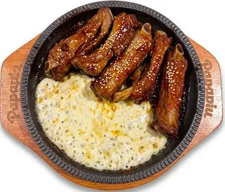 Costillas chilidulce con queso a la piedra