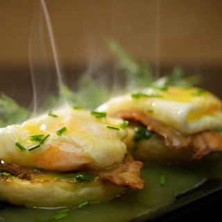 Поширани яйца със спанак, бекон и сос холандез