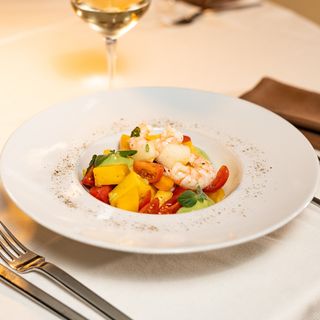 Mazzancolle al vapore con insalata esotica di avocado, mango, lime e datterini