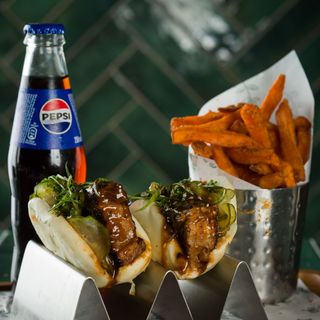 "Momofuku tribute" rebra + hrskavi batat + Pepsi