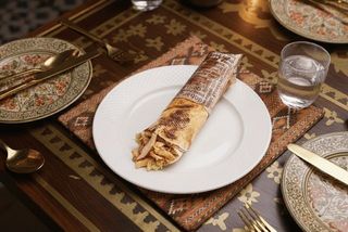 Shawarma arabska z kurczakiem w picie