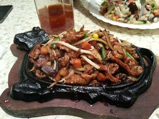 Wieprzowina na gorącym półmisku po wietnamsku