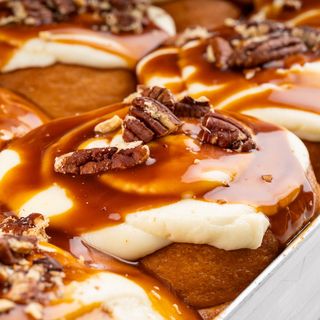 Cinnamon rolls clasic cu caramel si nuci pecan