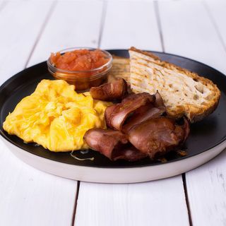 Huevos revueltos o fritos con bacon