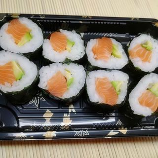 Futomaki con salmone e avocado – 8 pezzi