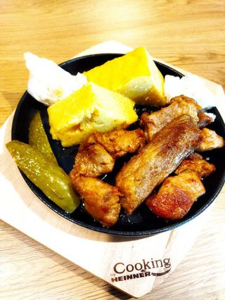 Carne la garnita cu mamaliga si mujdei