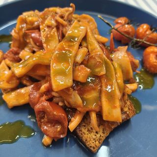 Calamari stufati con pomodorini freschi