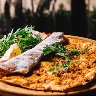 Lahmacun Especial Con Döner Kebab