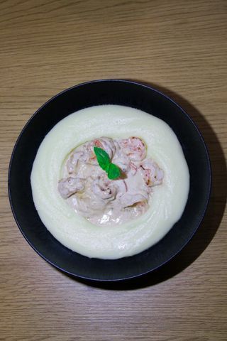 Креветка з сирним пюре