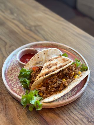 Такос з томленою телятиною (190г)