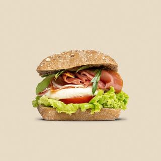 Прошуто крудо, свежа моцарела и домат