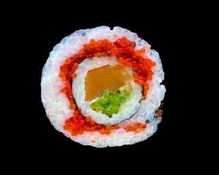 Futomaki Tokio. Łosoś surowy, ogórek, tobiko 6 szt.