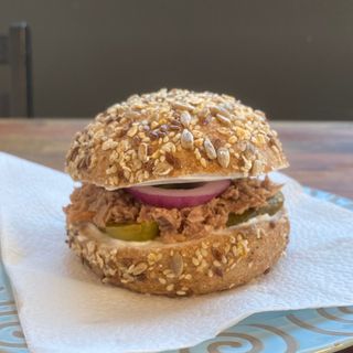 Бургер с риба тон (220-250г)