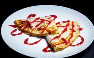 Clatite cu dulceata de prune