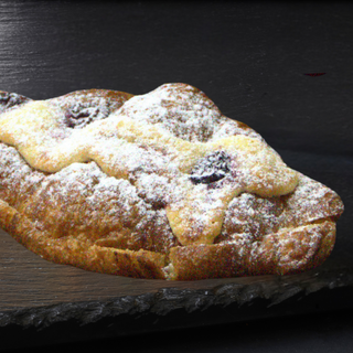  ნუშის კრუასანი ალუბლით